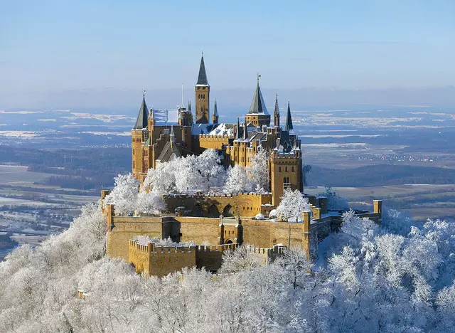 im Winterurlaub auf der Schwäbischn Alb die Burg Hohenzollern besuchen