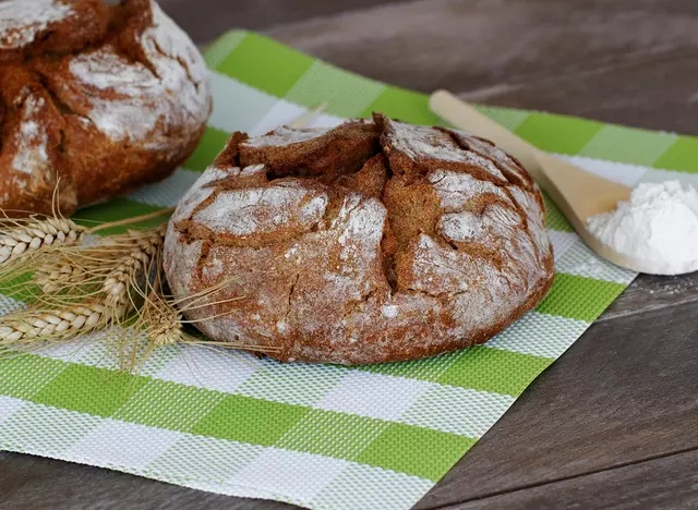 im Urlaub auf dem Bauernhof mit der Gastgeberin Brot backen
