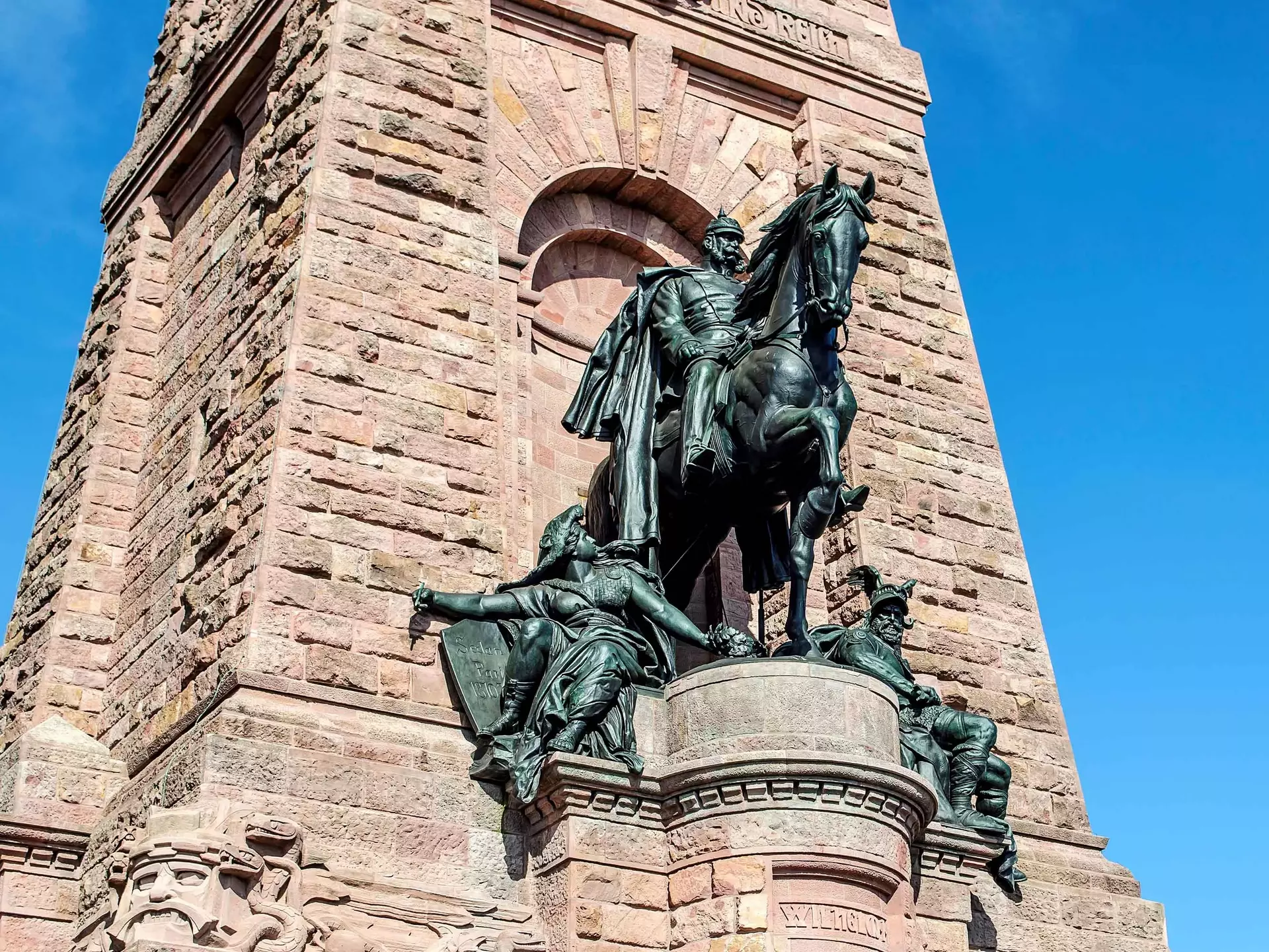 Schon von weitem sichtbar thront das 81 Meter hohe Kyffhäuser-Denkmal mit Kaiser Wilhelm I. auf seinem Pferd. 