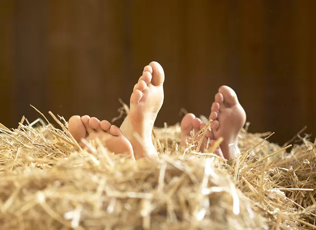 im Urlaub mit Kindern spielen und toben Kinder im Stroh