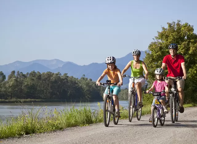 im Urlaub auf dem Bauernhof am Chiemsee eine Radtour mit der ganzen Familie machen