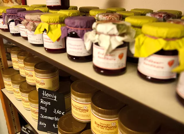 im Urlaub auf dem Land in Thüringen selbstgemachte Marmeladen und Honig einkaufen