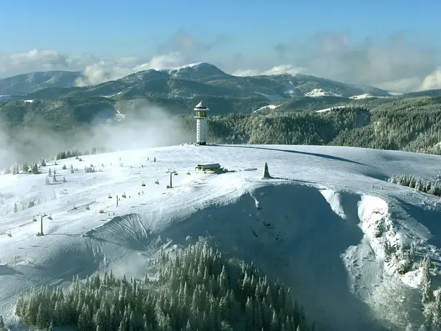 Verschneiter Feldberg im Schwarzwald - © Hochschwarzwald Tourismus GmbH, im Urlaub auf dem Bauernhof im Schwarzwald das Naturschutzgebiet Feldberg besuchen, es ist das größte, höchstgelegene und älteste Naturschutzgebiet in Baden-Württemberg