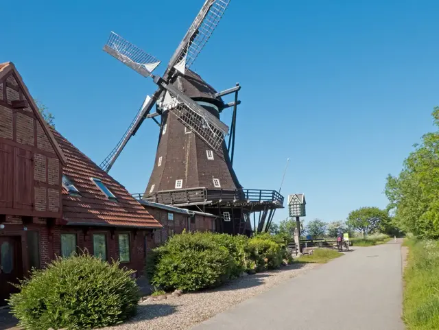 Das historische Mühlen- und Landwirtschaftsmuseum in Lemkenhafen auf Fehmarn ist zu sehen. 