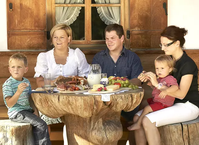 gemeinsames Abendessen mit Produkten vom Hof im Urlaub auf dem Kinderhof in Bayern genießen