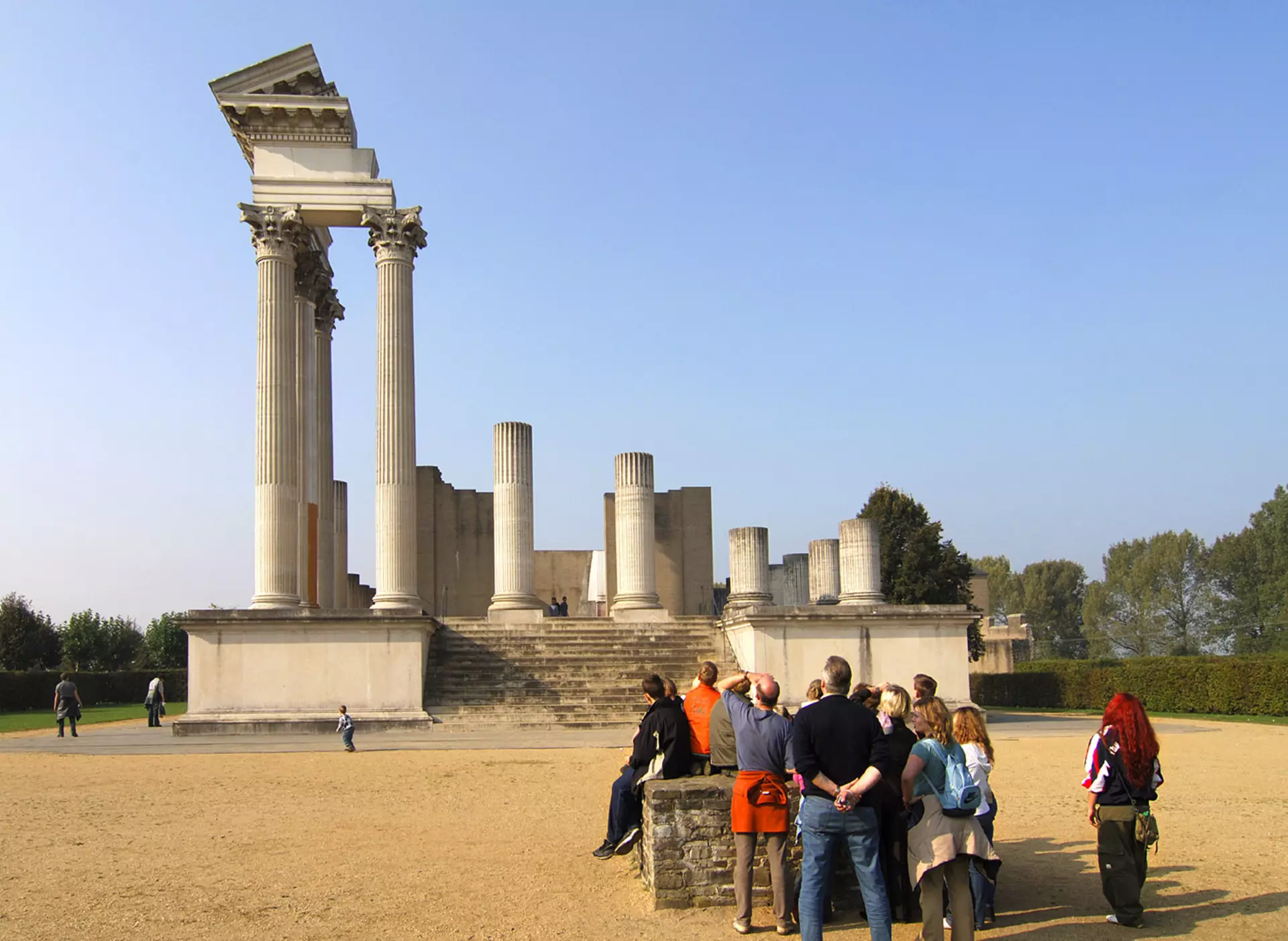 Hafentempel im Archäologischen Park in Xanten - © Archäologischen Park Xanten, Axel Thuenker DGPh im Urlaub am Niederrhein den Römerpark in Xanten besuchen. Der Hafentempel war der zweitgrößte Tempelbau der antiken Vorgängerstadt des heutigen Xanten.