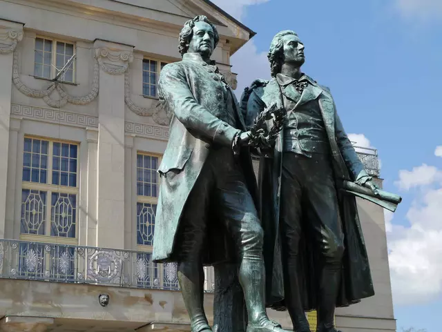 im Urlaub auf dem Bauernhof bei Erfurt und Weimar einen Ausflug nach Weimar machen und das Denkmal von Goethe und Schiller vor dem Deutschen Nationalmuseum besuchen