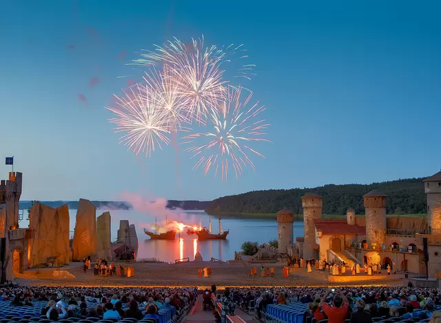 im Rügen Urlaub auf dem Bauernhof die Störtebeker-Festspiele in Ralswiek besuchen