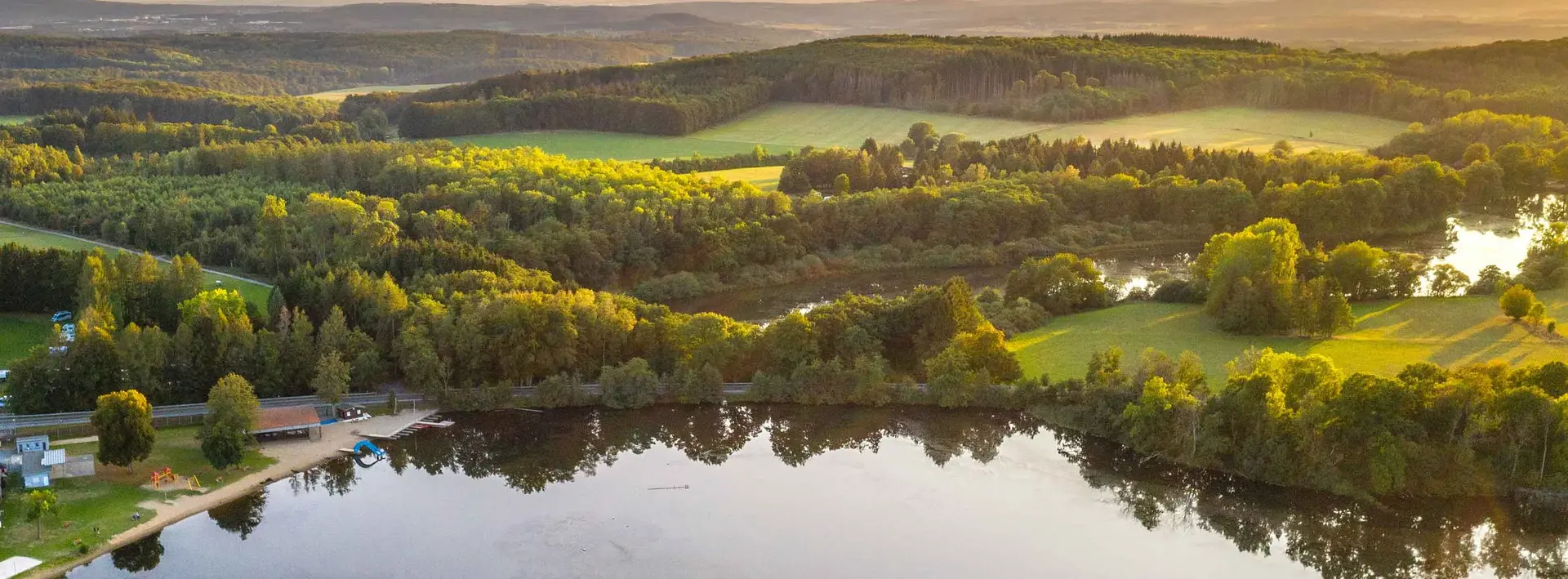 Die Westerwälder Seenplatte mit Blick auf den Postweiher im Herbst