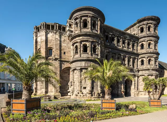 im Urlaub auf dem Bauernhof in der Eifel die Stadt Trier mit der Porta Nigra, dem Wahrzeichen der Stadt, besuchen