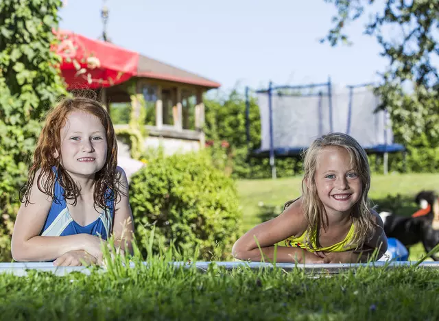 im Familienurlaub in Bayern gibt es viel Platz zum Toben und Spielplätze im Garten