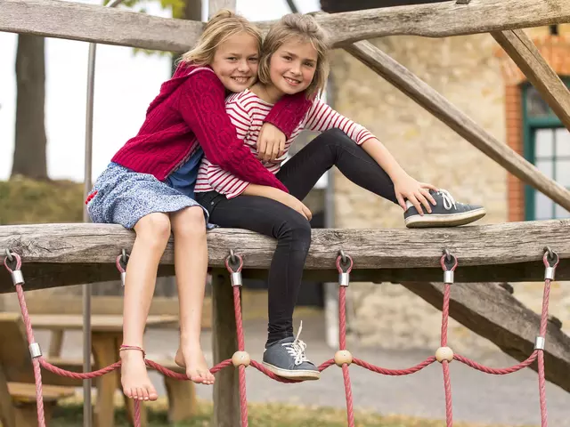 im Familienurlaub in Thüringen spielen und toben die Kinder auf dem Spielplatz und in der Natur