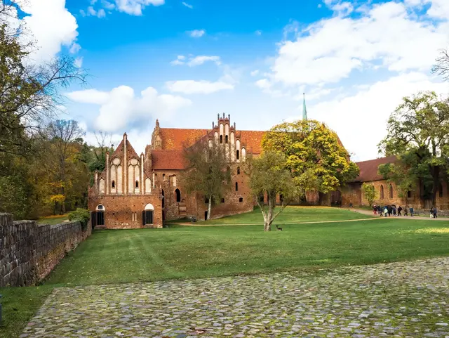 Außenansicht des Kloster Chlorin mit Klostergarten im Barnimer Land in Brandenburg