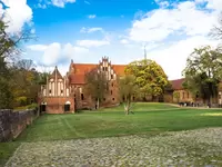 Außenansicht des Kloster Chlorin mit Klostergarten im Barnimer Land in Brandenburg
