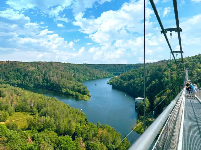 im Urlaub auf dem Bauernhof im Harz zur Hängebrücke über der Rappbodetalsperre fahren