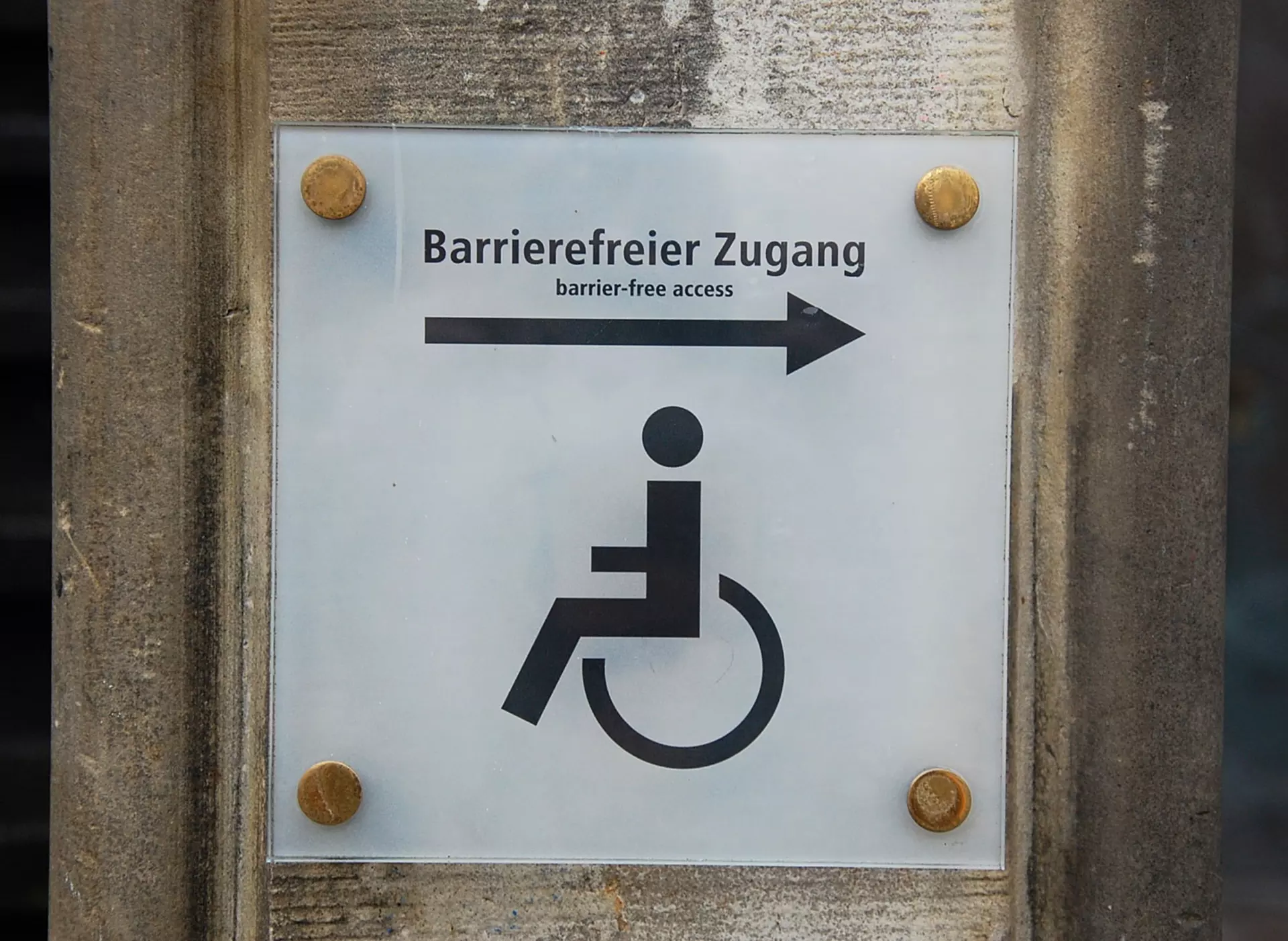 Barrierefreier Zugang zum Restaurant - © Pixabay.de, Katermikesch Barrierefreien Zugang zum Restaurant auf dem Ferienhof ermöglichen