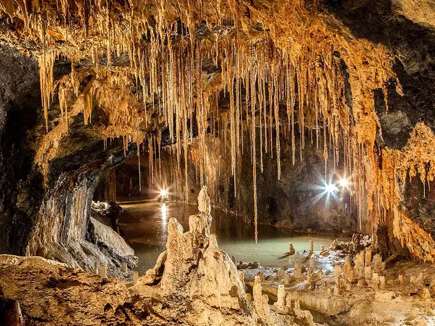 Bei einem Familienurlaub in Thüringen sind die Saalfelder Feengrotten, die farbenreichsten Schaugrotten der Welt, ein interessantes Ausflugsziel.