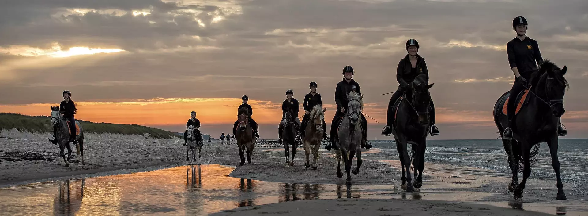 Ein abendlicher Ausritt entlang der Ostseeküste, das bietet ein Urlaub auf dem Reiterhof in Mecklenburg-Vorpommern.