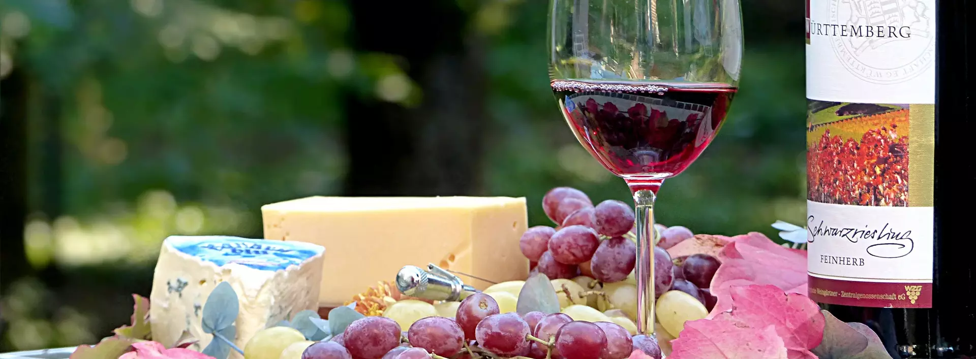 Bei der Einkehr in einer Strauß- oder Besenwirtschaft regionalen Wein und Käse genießen