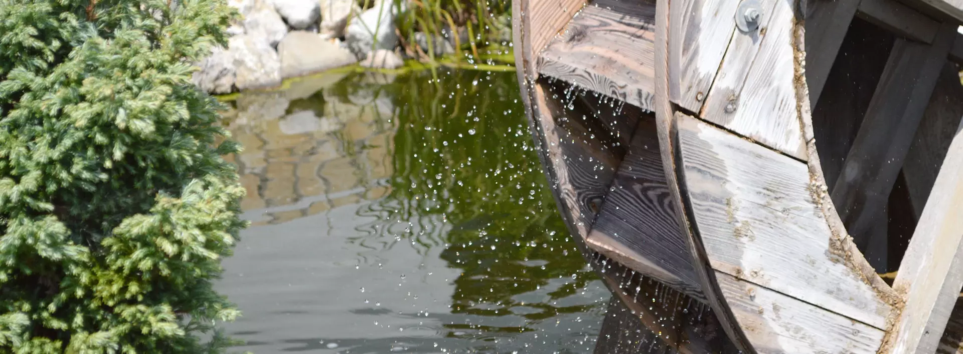Urlaub in Mühlen: Technik erleben, Wasserrad dreht sich im Wasser