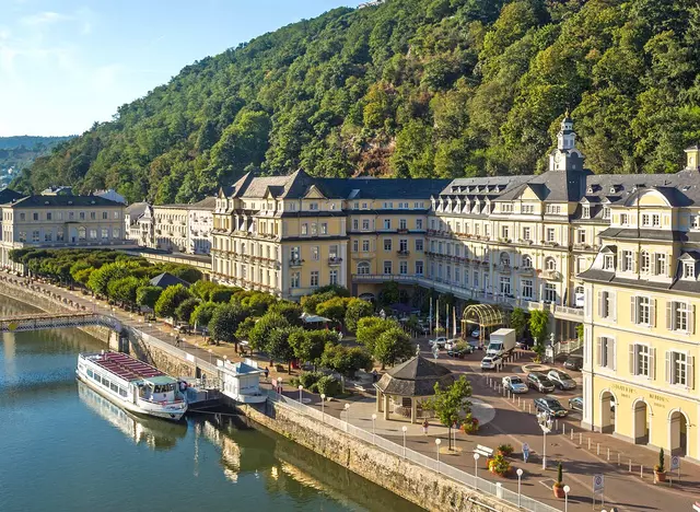 im Urlaub auf dem Bauernhof im Westerwald das Kurhaus in Bad Ems bewundern