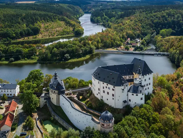 Bei einer Wanderung Schloss Burgk zwischen Hohenwarte- und Bleilochstausee besuchen 