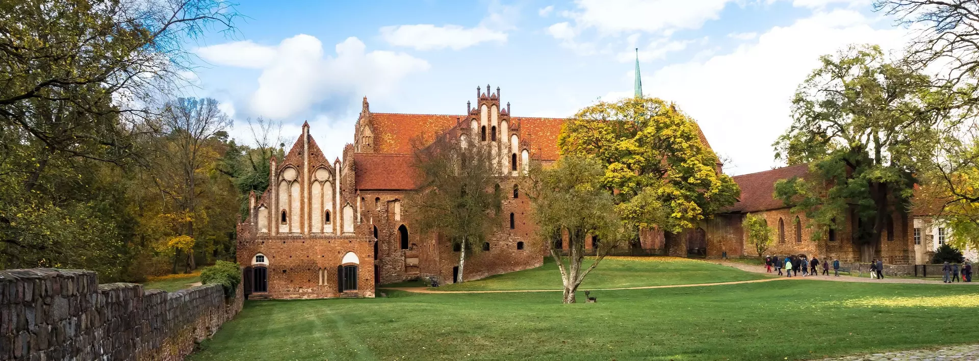 Außenansicht des Kloster Chlorin mit Klostergarten im Barnimer Land in Brandenburg