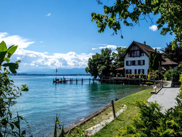 Ferienhaus direkt am Bodensee im Hintergrund sieht man Wolken und Berge.