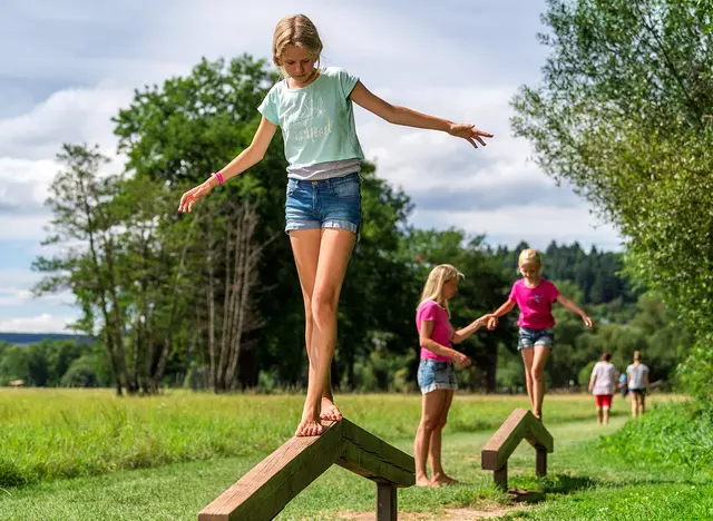 im Familienurlaub auf dem Bauernhof einen Ausflug zum Barfusspfad in Bad Sobernheim machen