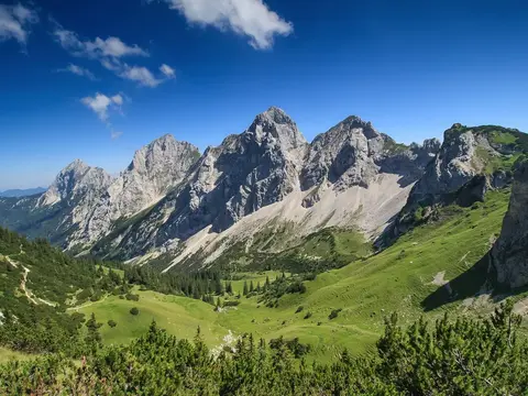 Tannheimer Tal: Berglandschaft - © Adrian72, adobe stock alt="Bergpanorama mit Almwiesen und Wanderwegen im Sommer"