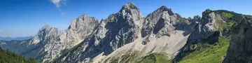 Bergpanorama mit Almwiesen und Wanderwegen im Sommer