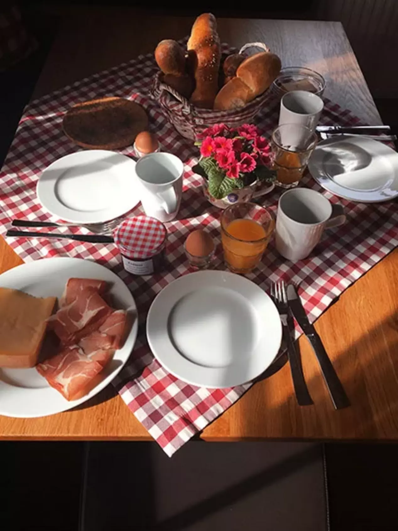 Leckeres Sonntagsfrühstück im Urlaub auf dem Bauernhof. 
