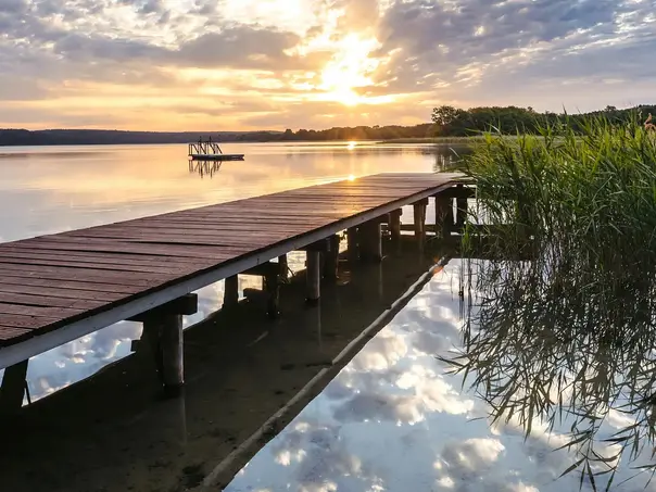 Breiter Luzin an der Mecklenburgischen Seenplatte - © Tourismusverband MVP, Markus Tiemann im Urlaub an der Mecklenburgischen Seenplatte die Aussicht auf den See genießen