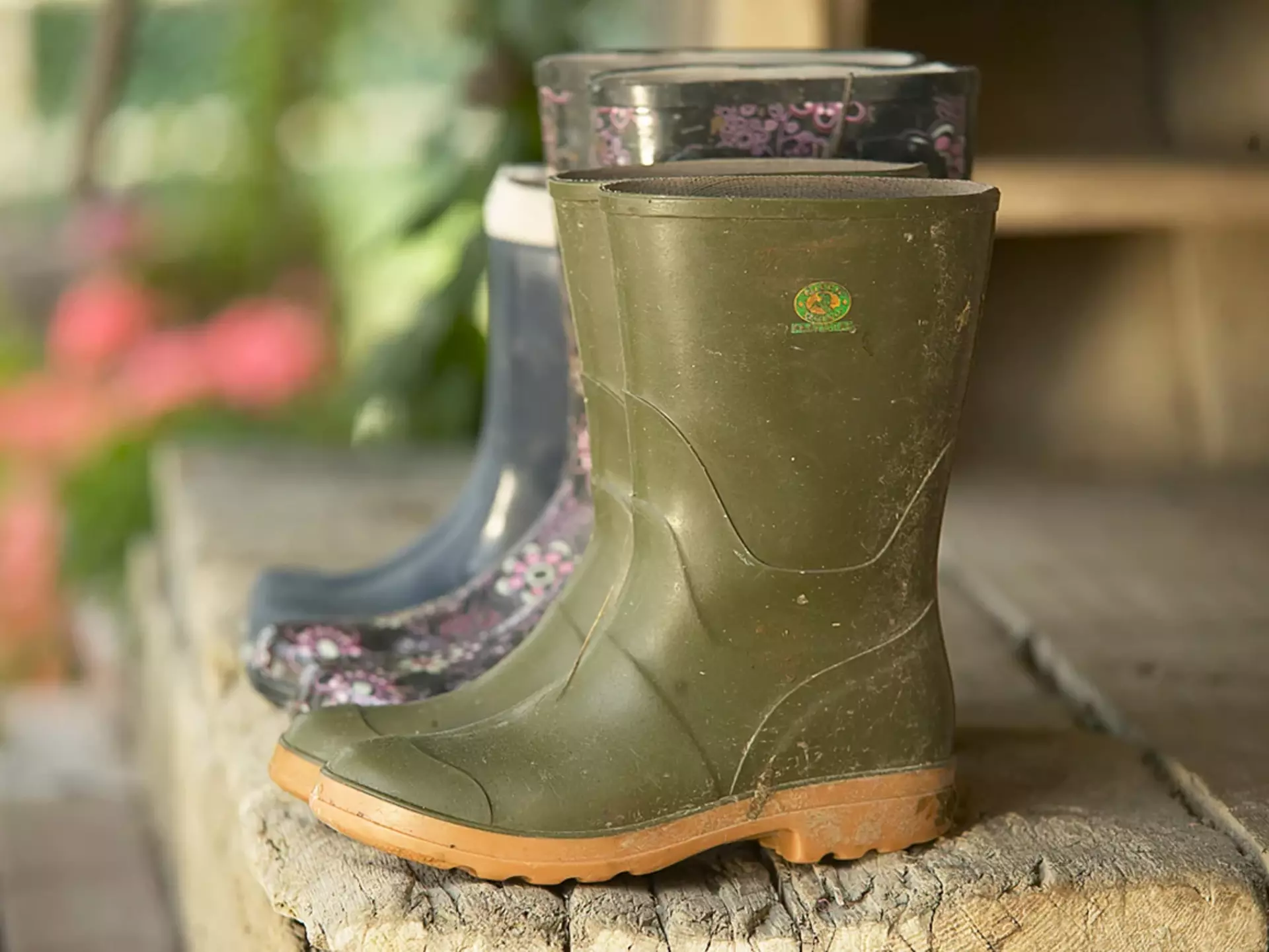 Im Urlaub auf dem Bauernhof brauchen Kinder Gummistiefel für die Mitarbeit am Hof.
