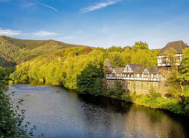 Die Stadt Altena mit ihren Fachwerkhäusern im Urlaub im Sauerland besuchen