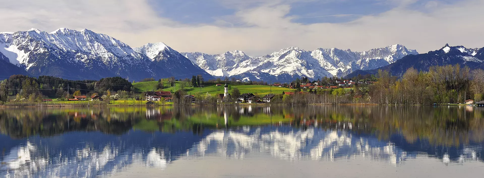 Urlaub in den Alpen - Panoramablick auf den Riegsee in Oberbayern im bayerischen Voralpenland