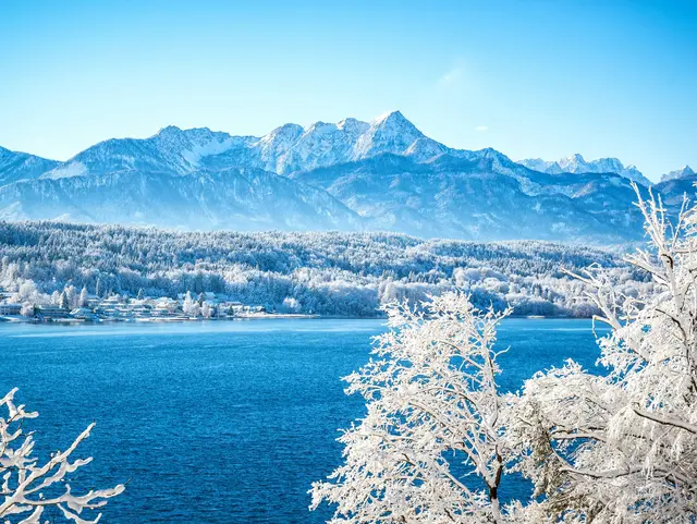 Wörthersee im Winter – Neuschnee in Kärnten erleben - © Lumixera, AdobeStock Verschneiter Wörthersee in Kärnten mit frischem Neuschnee und winterlicher Berglandschaft.