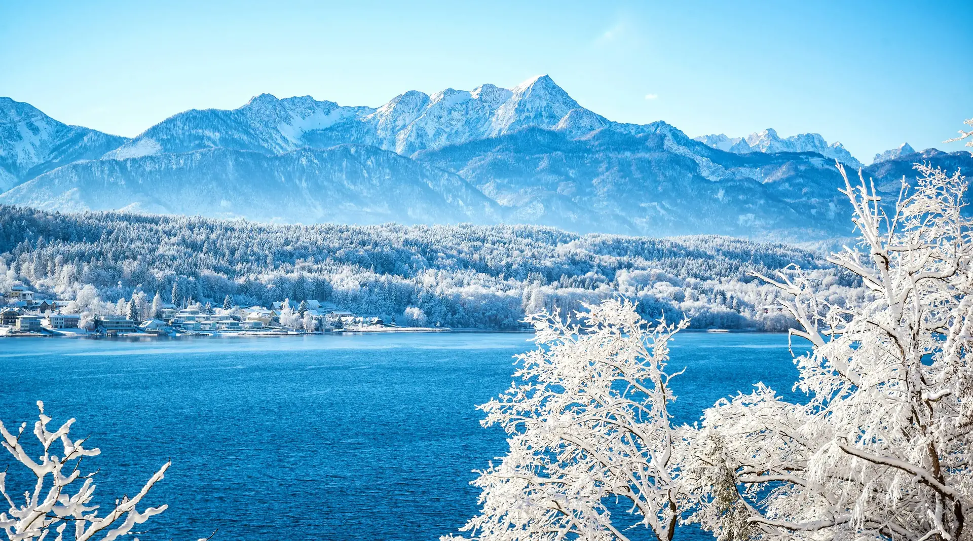Wörthersee im Winter – Neuschnee in Kärnten erleben - © Lumixera, AdobeStock Verschneiter Wörthersee in Kärnten mit frischem Neuschnee und winterlicher Berglandschaft.