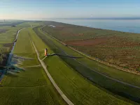 Blick von oben auf den Nordseedeich mit dem Pilsumer Leuchtturm, Ostfriesland