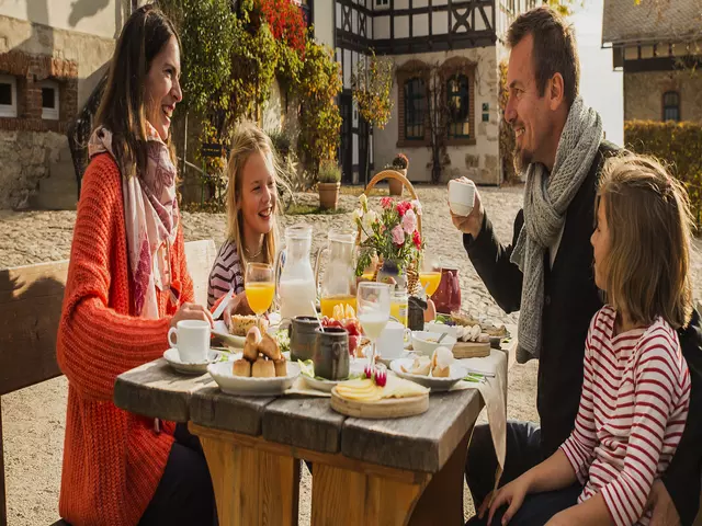 Thüringer Landfrühstück - Familie genießt am Morgen das Thüringer Landfrühstück mit regionalen Produkten