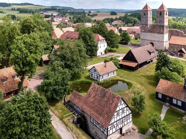 im Thüringer Wald das Erlebnismuseum Kloster Vessra besuchen