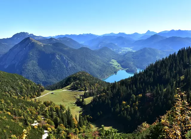 im urlaub auf dem Bauernhof an der Zugspitze im Walchensee baden, einer der tiefsten und zugleich einer der größten Alpenseen Deutschlands