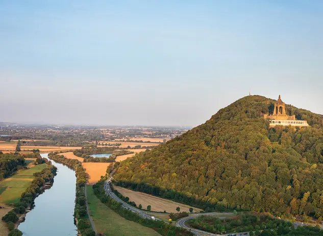 Vom Kaiser-Denkmal am Weserdurchbruch bei Porta Westfalica einen herrlichen Ausblick auf den Teutoburger Wald genießen.