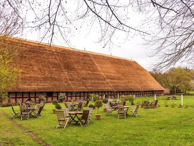 Historisches Gasthaus Gut Damp in Schleswig-Holstein mit Reetdach und ländlicher Umgebung