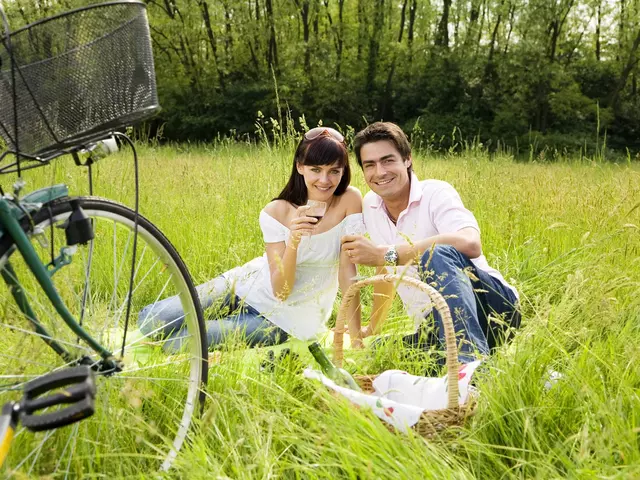 im Urlaub in Thüringen ein Picknick während einer Radtour machen 
