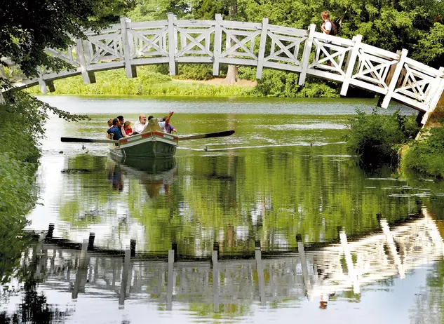 Bootsfahrt im Dessau-Wörlitzer Gartenreich - © Investitions- und Marketinggesellschaft Sachsen-Anhalt mbH, Jens Wolf Das Gartenreich Dessau-Wörlitz ist eine unvergleichliche Kulturlandschaft und lädt während eines Urlaubs in Sachsen-Anhalt zu Wanderungen, Radtouren und Gondelfahrten ein.