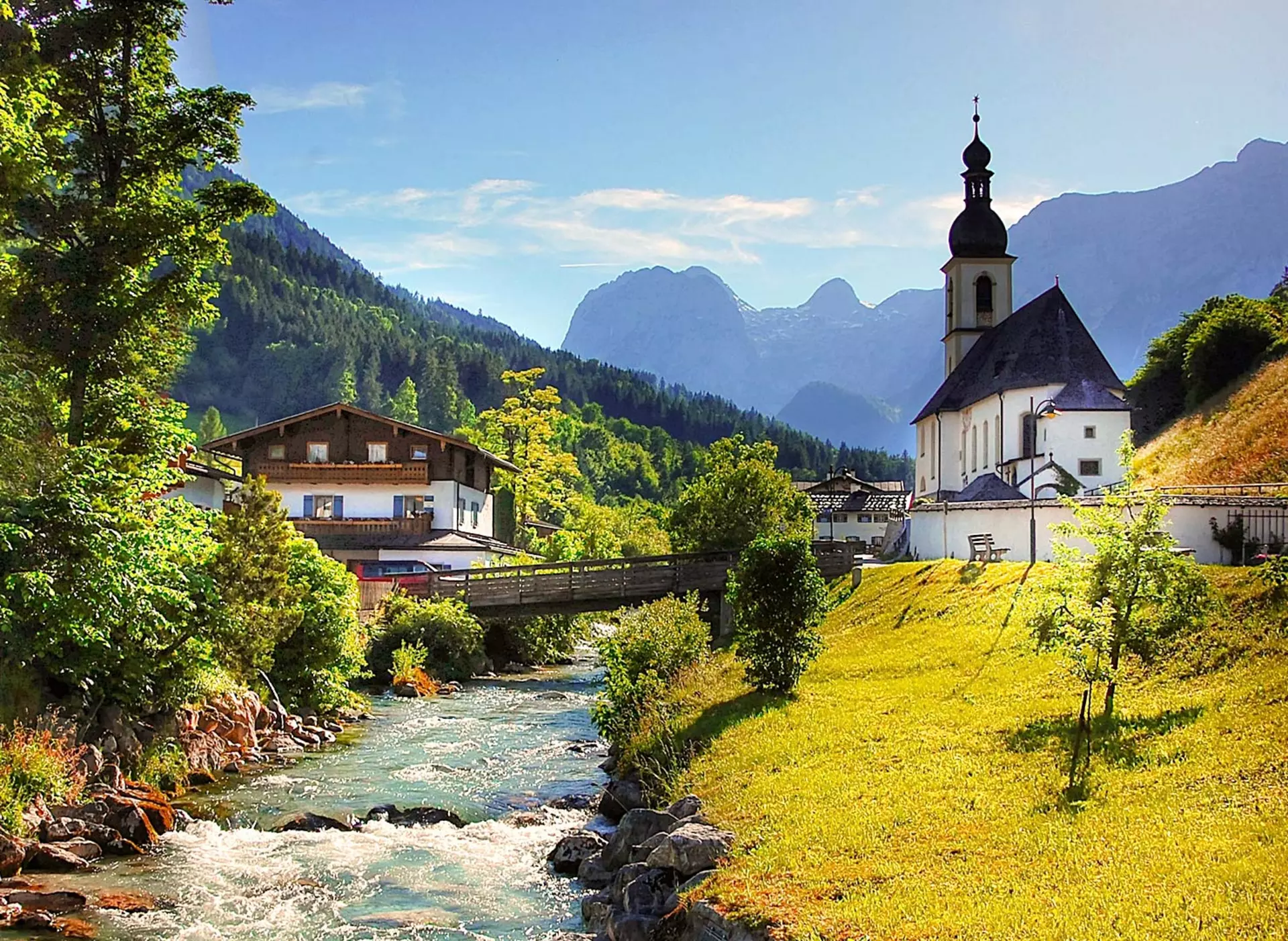 im Urlaub auf dem Bauernhof im Berchtesgadener Land zur Pfarrkirche in Ramsau wandern