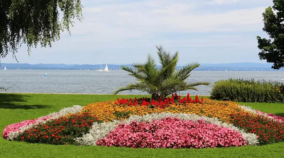 Insel Mainau im Bodensee - © Pixabay.de, Romy Veccia im Urlaub in der Ferienwohnung am Bodensee einen Ausflug mit dem Schiff zur Blumeninsel Mainau, der drittgrößten Insel im Bodensee, unternehmen