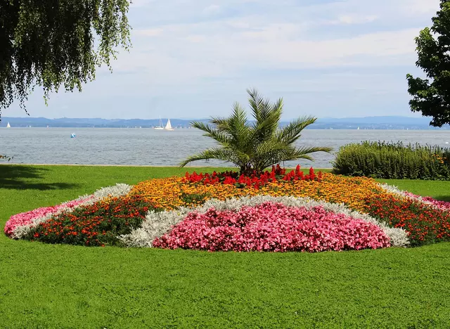 im Urlaub in der Ferienwohnung am Bodensee einen Ausflug mit dem Schiff zur Blumeninsel Mainau, der drittgrößten Insel im Bodensee, unternehmen