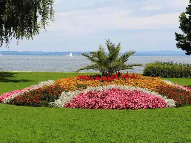 Insel Mainau im Bodensee - © Pixabay.de, Romy Veccia im Urlaub in der Ferienwohnung am Bodensee einen Ausflug mit dem Schiff zur Blumeninsel Mainau, der drittgrößten Insel im Bodensee, unternehmen